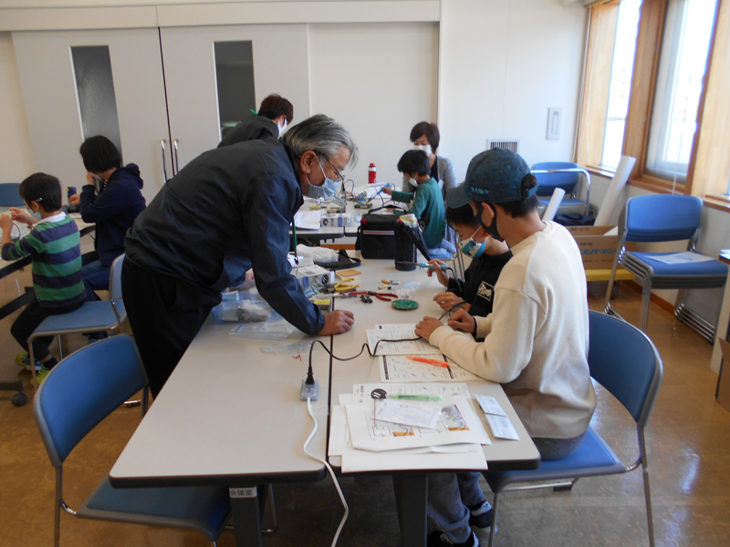 筑紫野市主催｜親子電子工作教室の様子です。